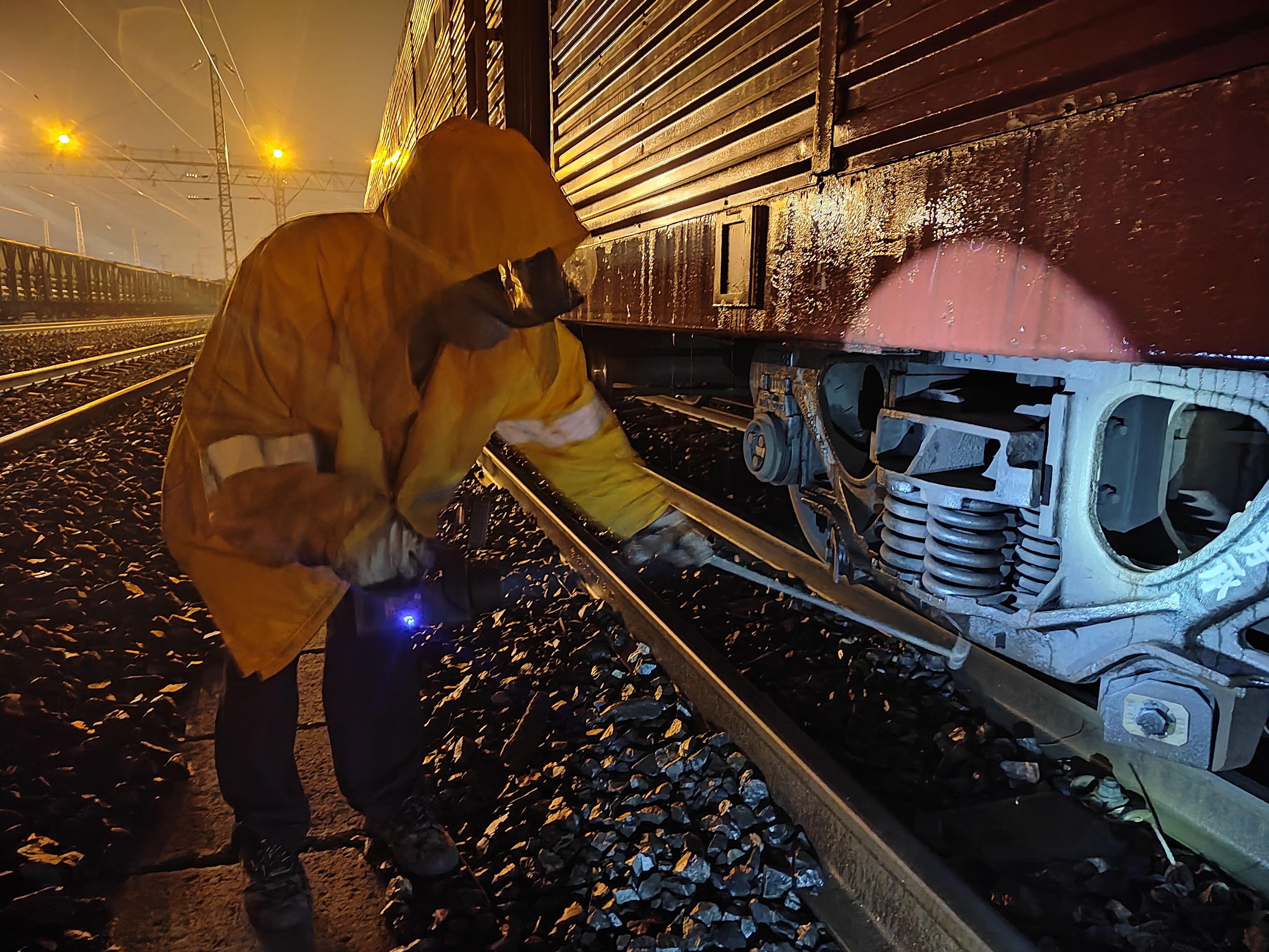 贵阳南车辆段:"车辆大夫"雨中酣战保畅通