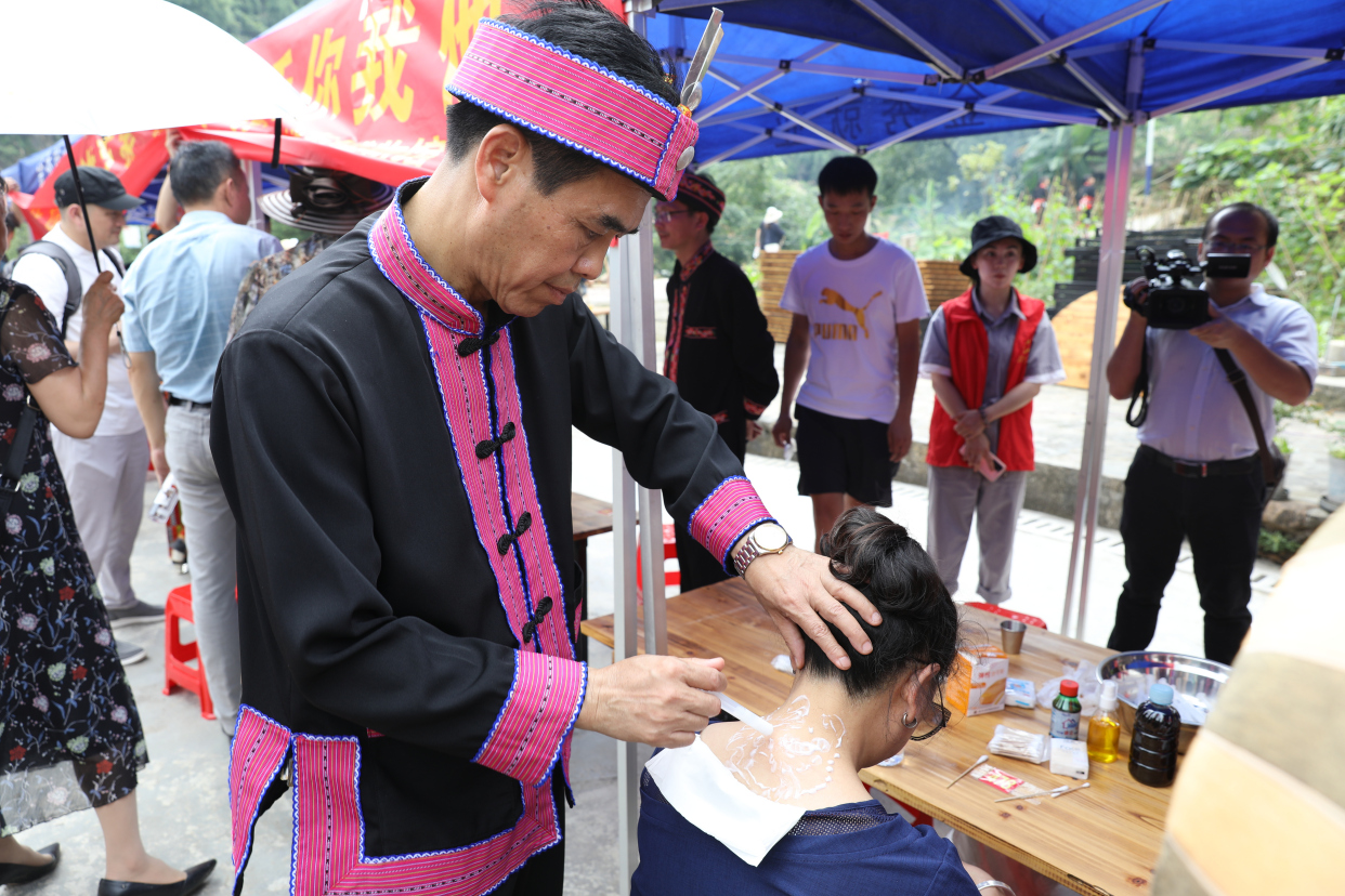 非遗成为老百姓身边的好瑶医记广西金秀县非遗传承人卓礼信