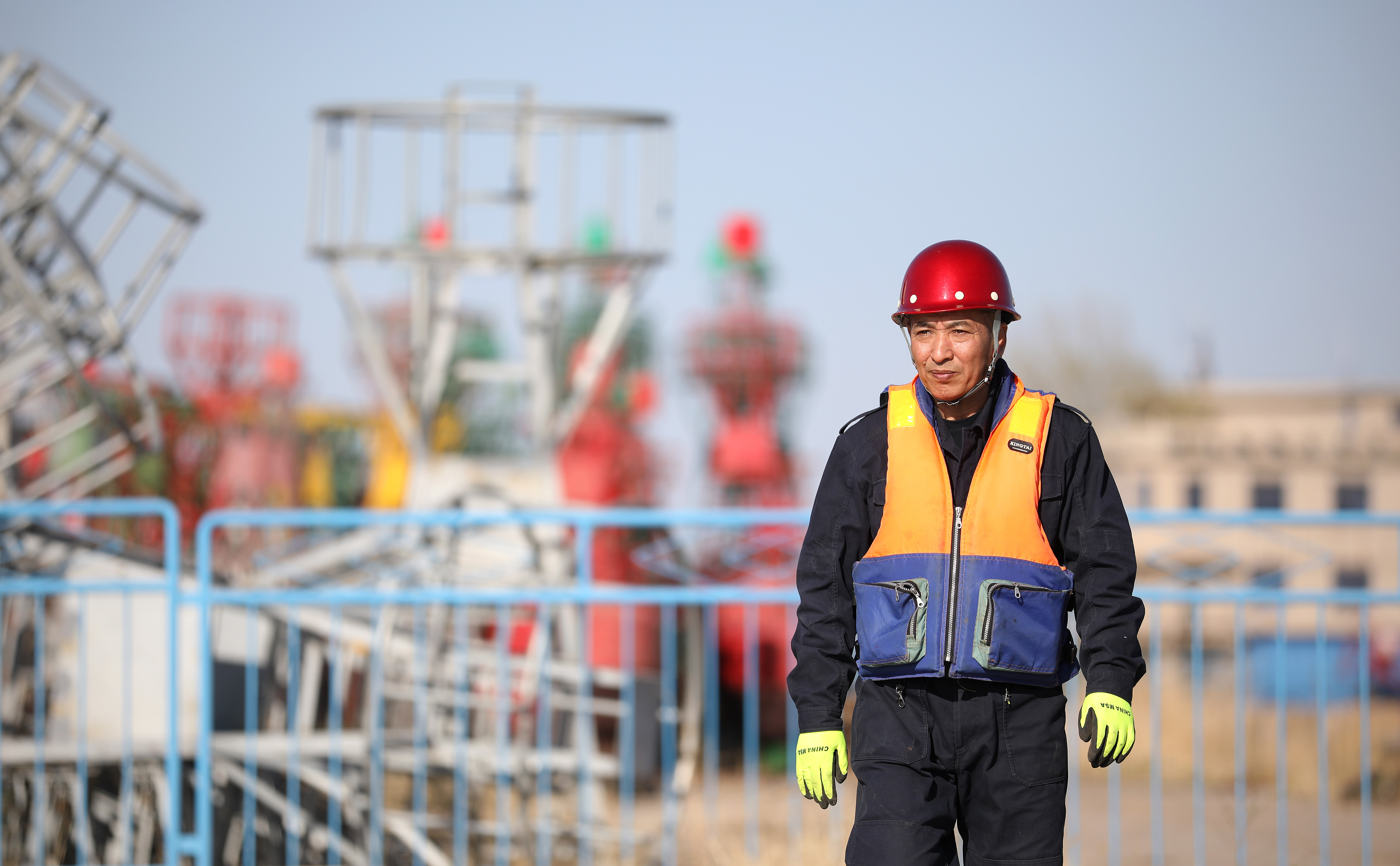 图片故事丨我为航标换"春装"——航标工老王退休前的最后一次换标