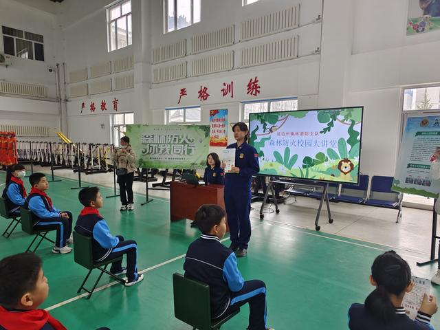 珲春市第一小学校师生走进营区学习消防技能