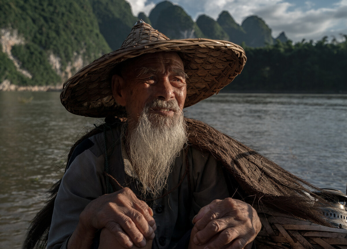 20元钱背景中的老人,你还记得他吗?来看下他的一天怎么度过的