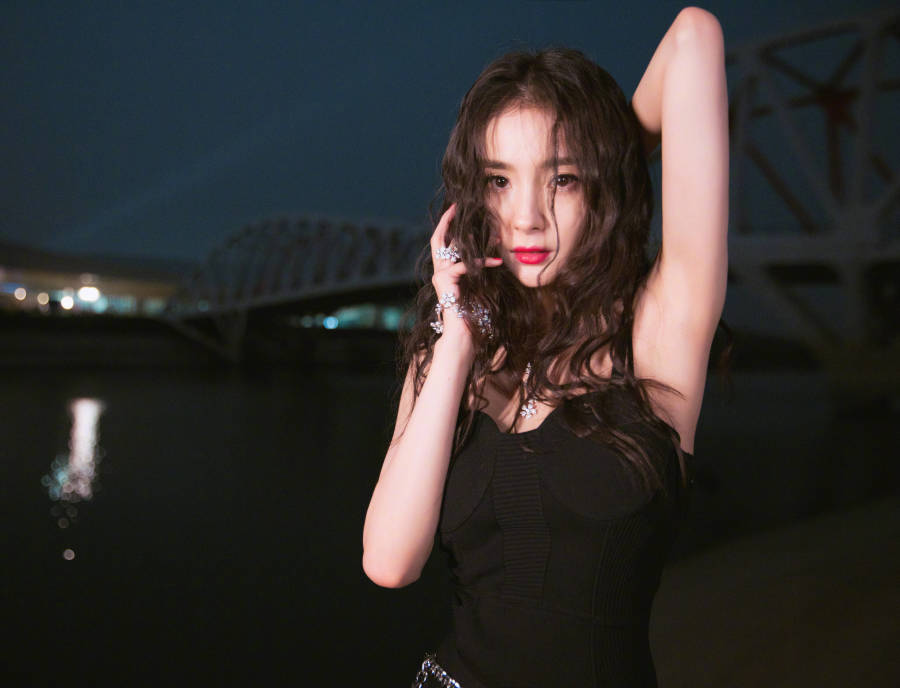 杨幂身穿黑色鱼尾裙,曼妙身姿朦胧妩媚,江边的她比夜色更撩人