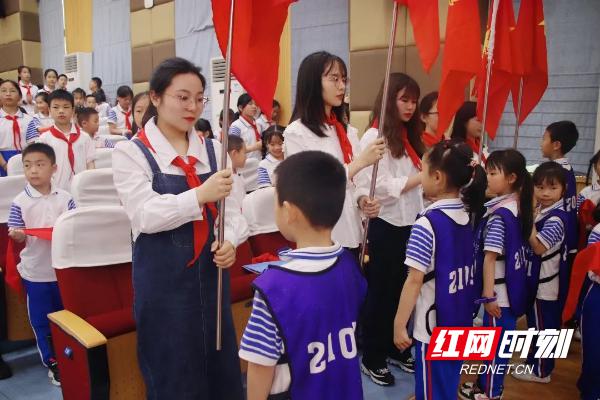 栗雨小学举行春季入队仪式