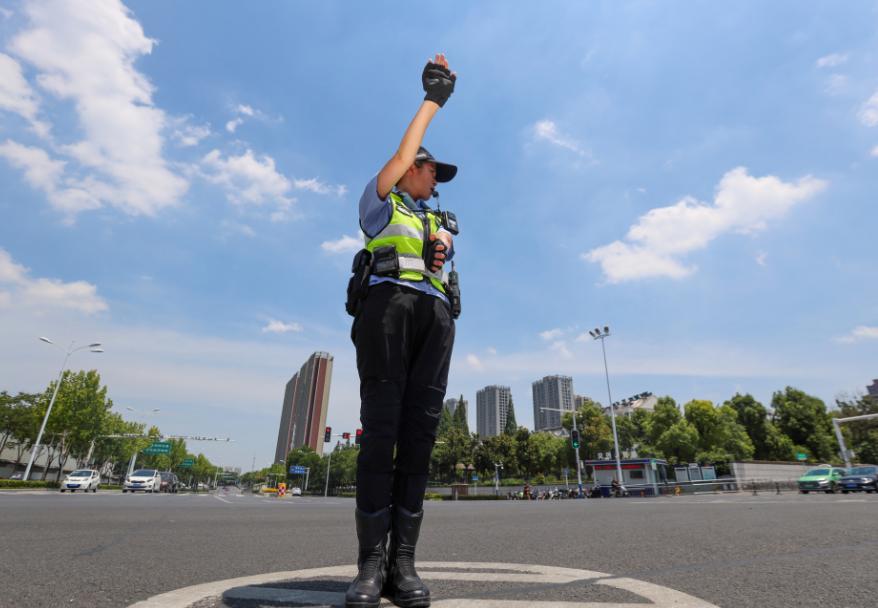 走近烈日高温下执勤的铁骑女警