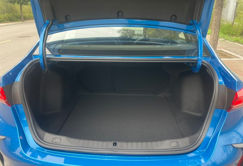 后备箱空间也很大,日常使用足够.