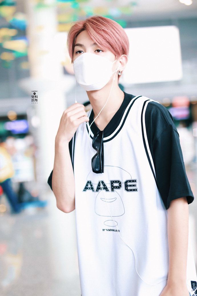 justin今日行程路透新鲜出炉 漂亮饱饱的发色盲盒终于走到粉毛这一步