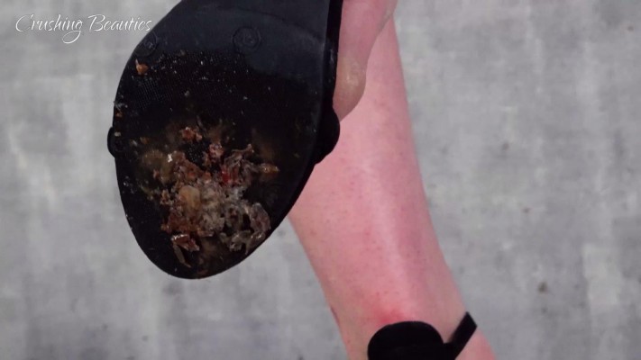 美女性感高跟凉鞋踩扁小螃蟹