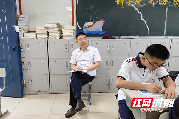 株洲市一中:推门听课促常态 幸福课堂展风采