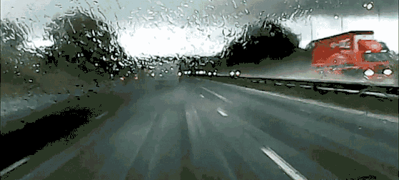 打滑侧翻、失控撞车……雨天事故频发,行车需谨慎!-有驾 打滑侧翻、失控撞车……雨天事故频发,行车需谨慎!-有驾