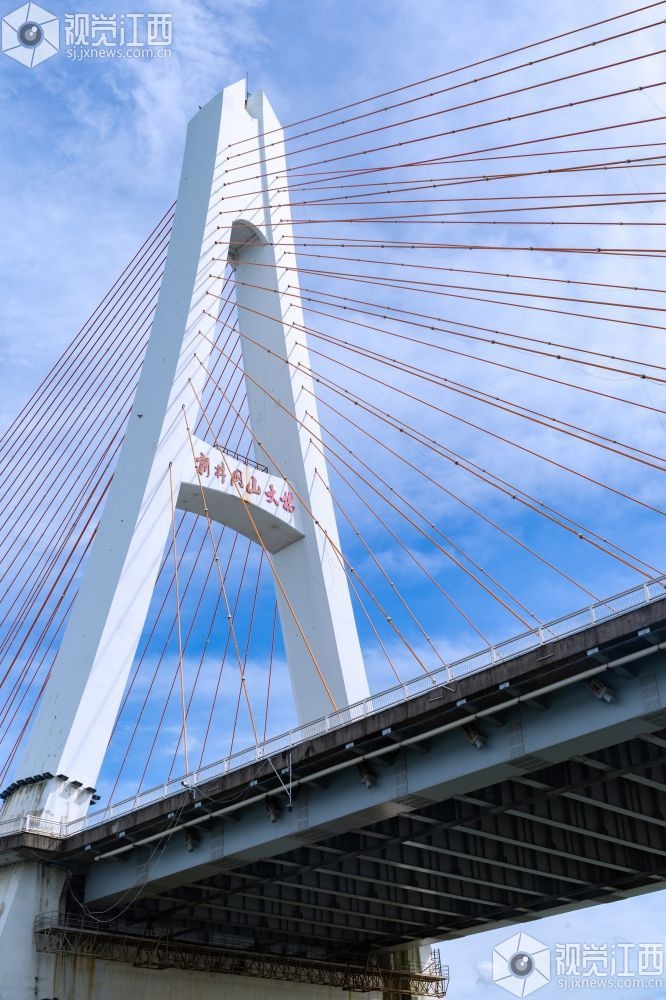 吉安:新井冈山大桥风景如画
