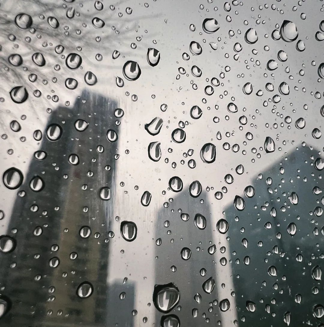 城市白天下雨真实图片图片