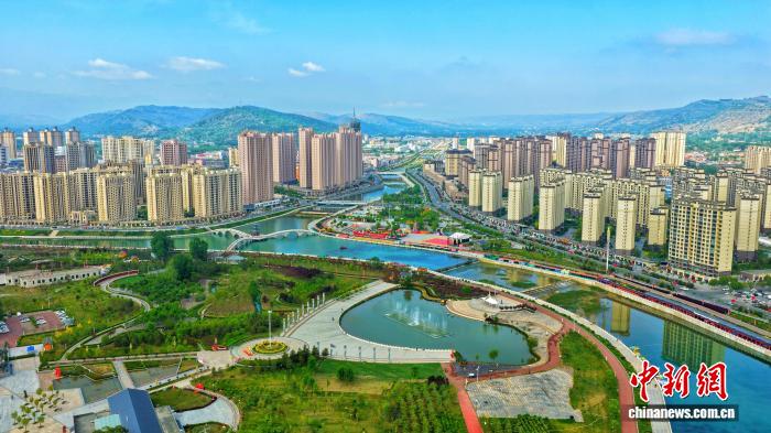 西北小城康乐：踏遍街巷皆胜景 书香漫城育文明