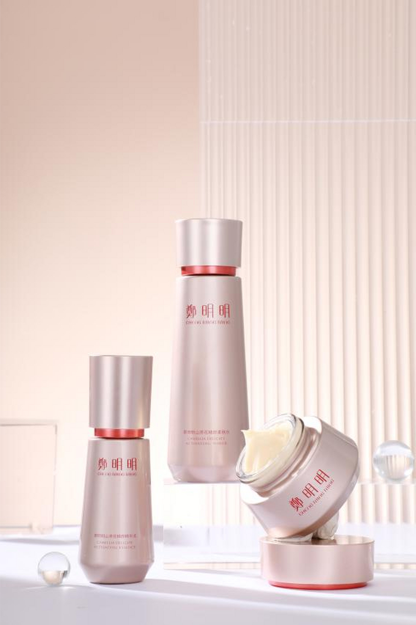 高端国货护肤品牌郑明明推出全新山茶花精颜柔肤水,山茶花精颜精华液