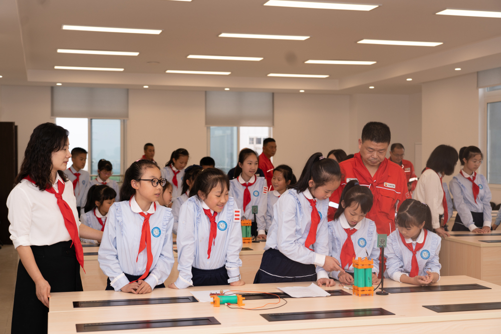 喜迎"六一" 渝北区空港实验小学师生"寻访大国工匠"