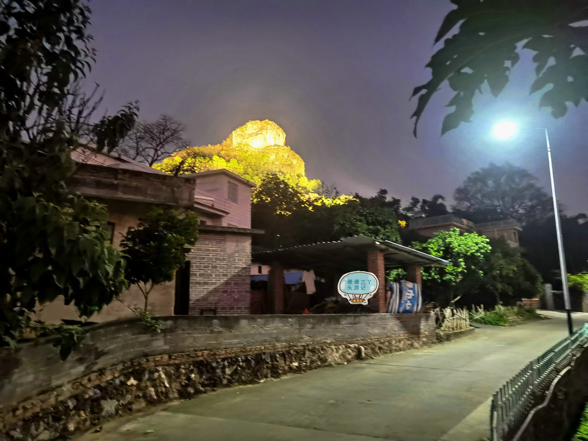 广东这城市的中轴线有座"山",白天像"头巾",晚上像"明珠"