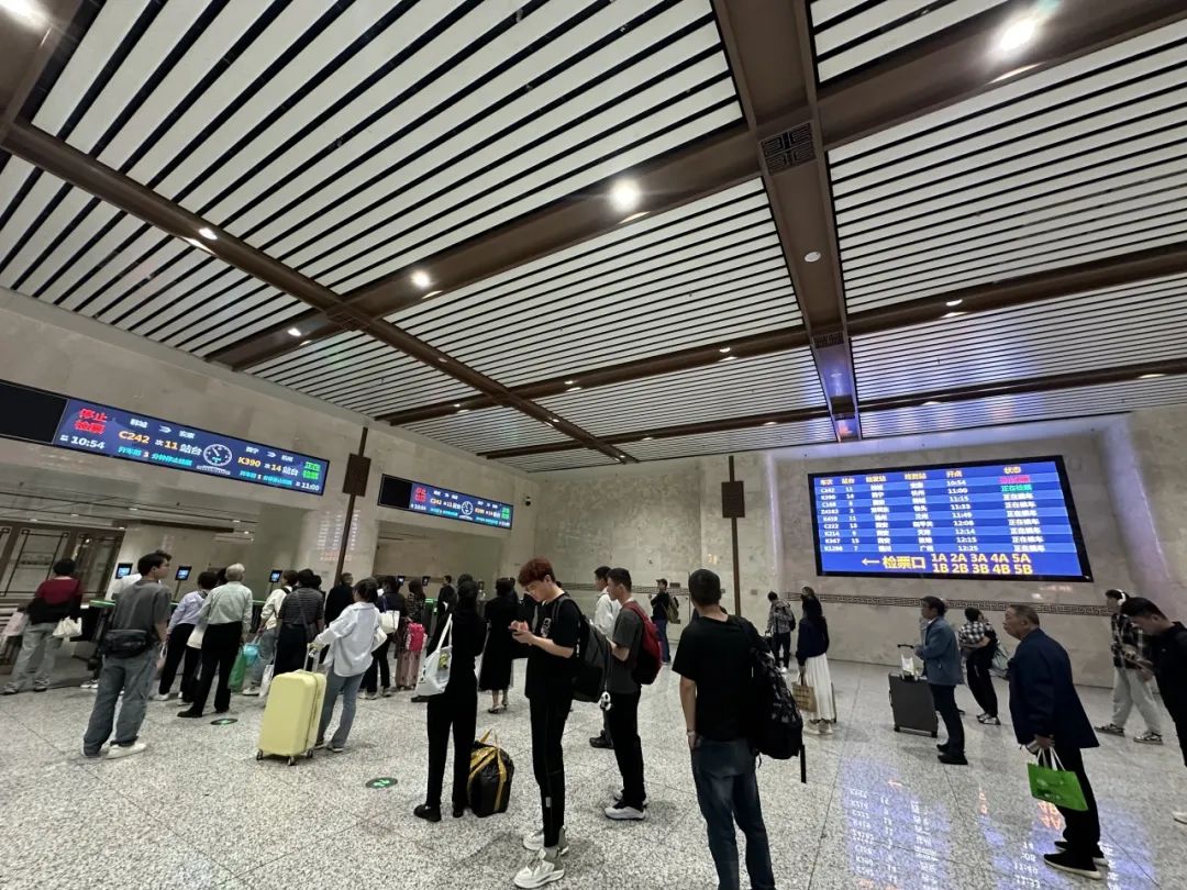 西安站快速进站口换地方啦!