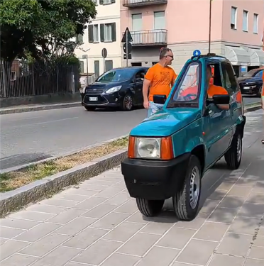 妥妥“纸片车”！意大利人打造世界最窄汽车：方向盘没碗大