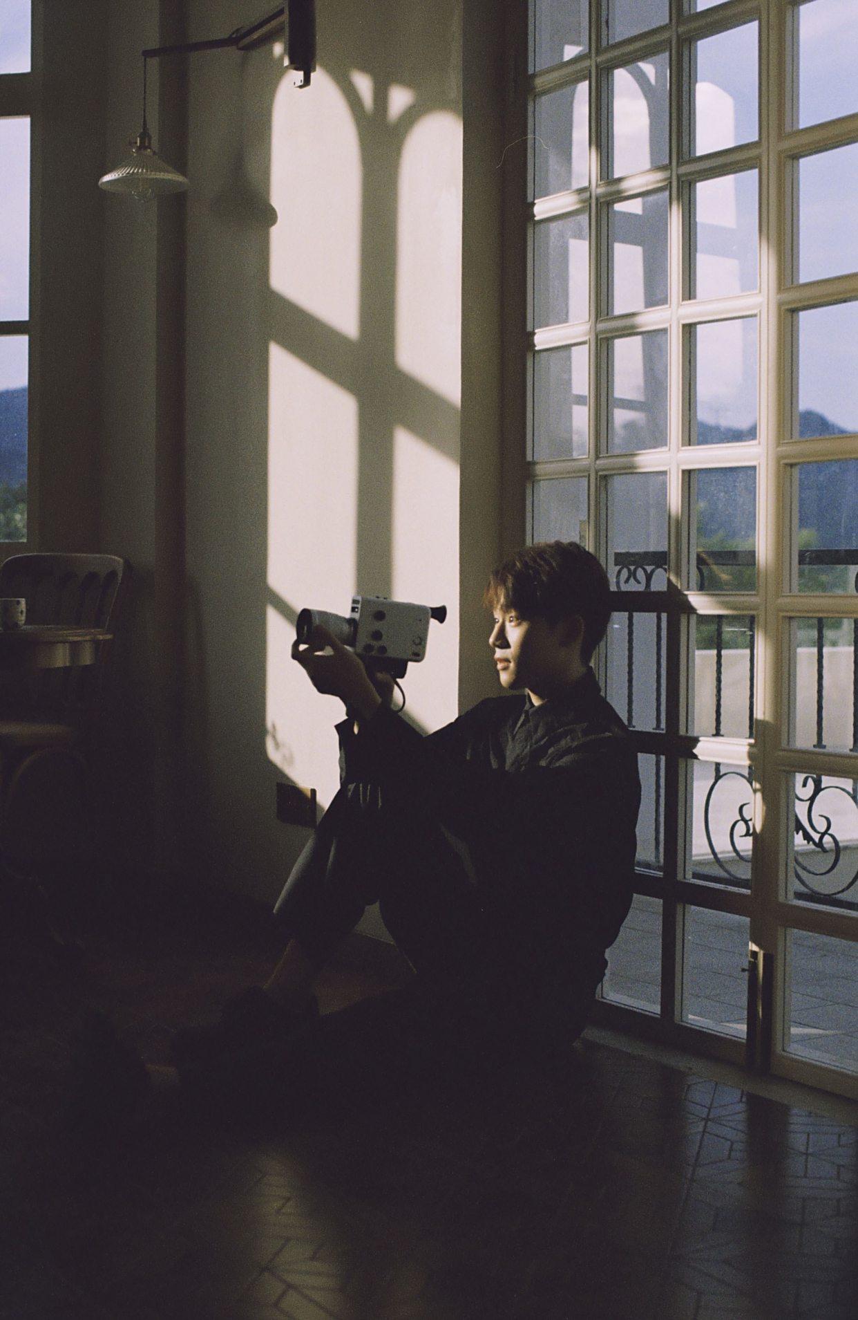 谢兴阳晒电影风胶片写真 化身忧郁帅哥氛围感拉满