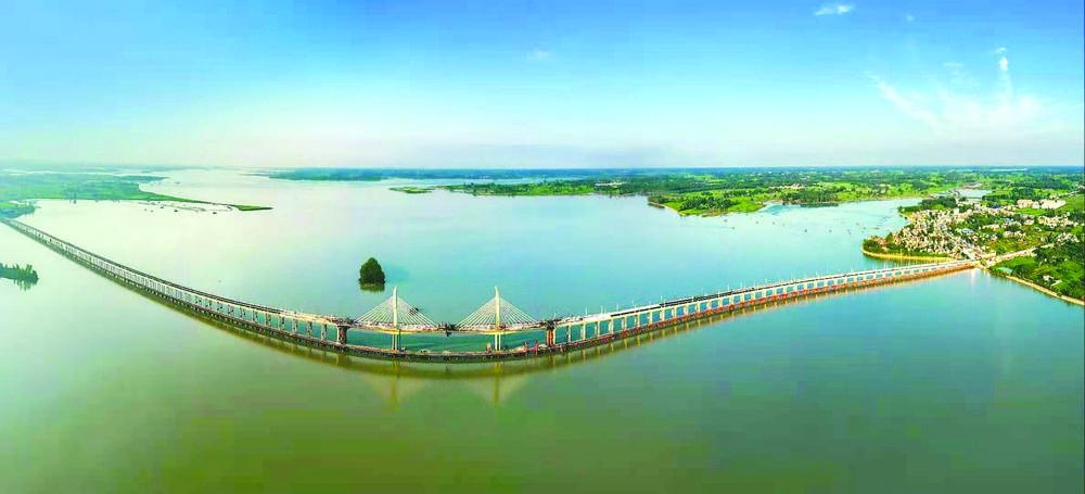 淮南瓦埠湖上起"蛟龙"