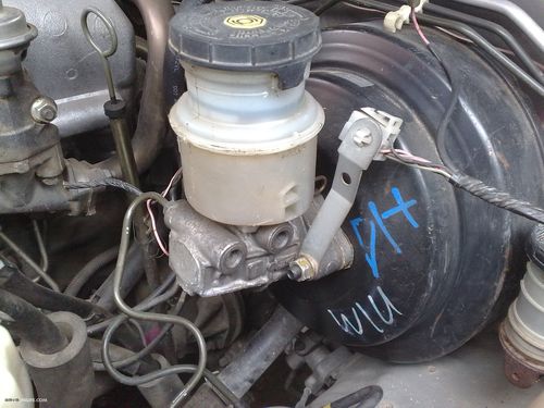 那么首先应检查制动液是否充足,随后应观察气刹总泵,分泵以及油管是否