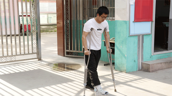 拄起双拐,决战高考