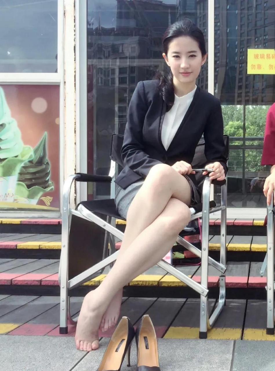 刘亦菲~脱高跟鞋光jio丫,漂亮性感