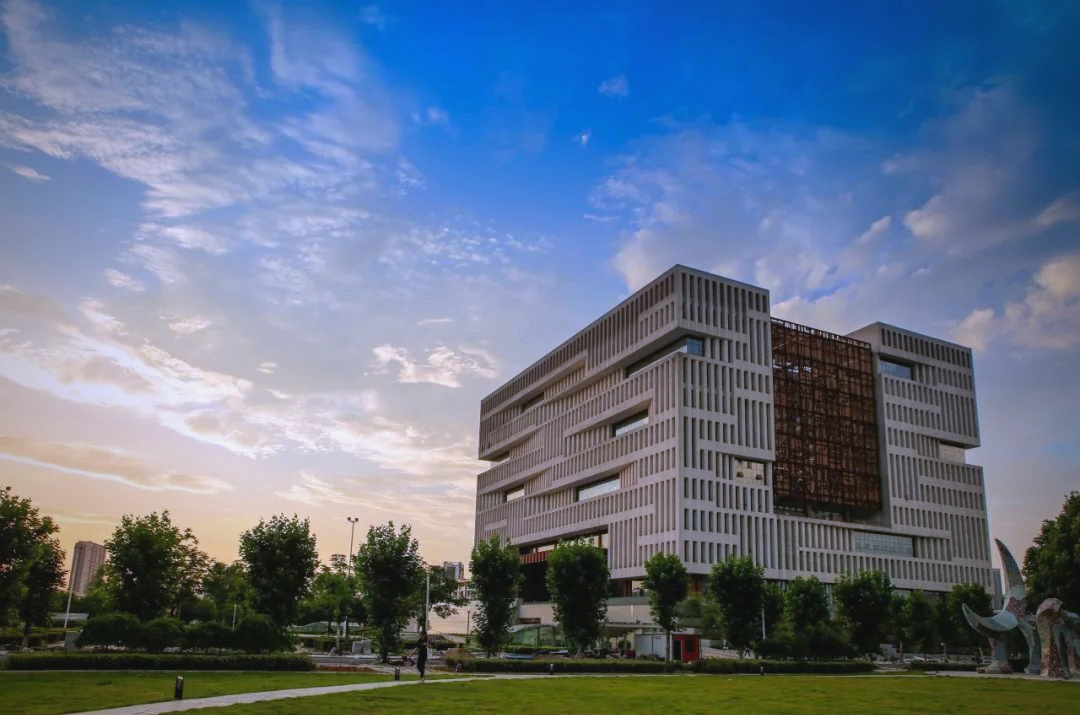 武汉理工大学校园探秘:小易带你遨游美景!