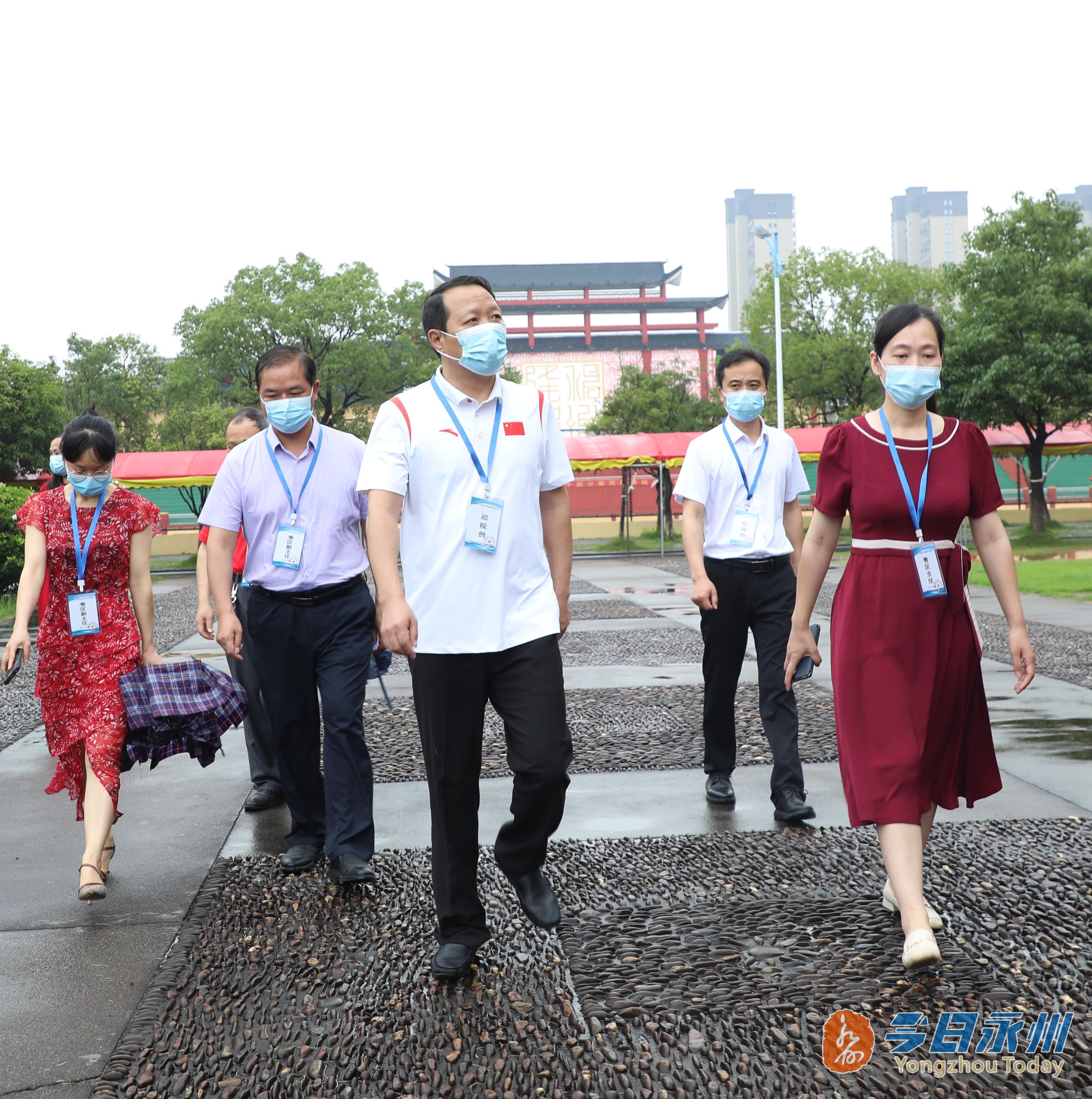 上午,江华县委书记段贵建先后来到江华二中,江华一中两个考点,巡视