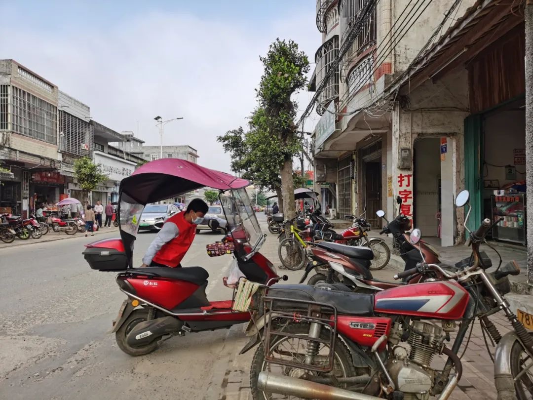 文昌市公坡镇新时代文明实践所组织开展2022年镇墟环境卫生集中整治