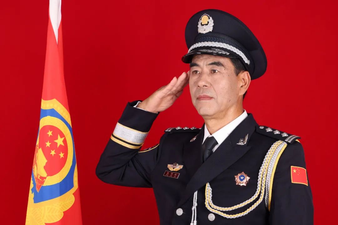 戎装抒豪情白发证荣耀临退休民警寄语