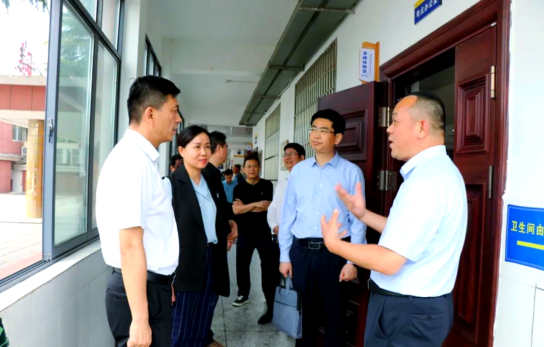 高考护航行动:市领导检查枝江二中准备情况