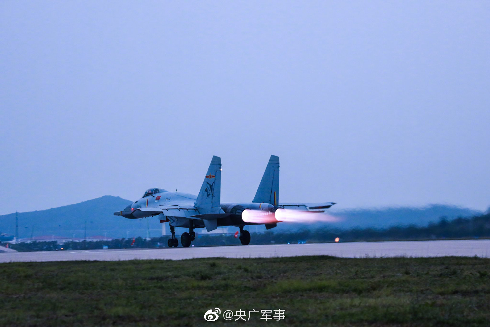 出击!直击歼15战机跨昼夜飞行训练