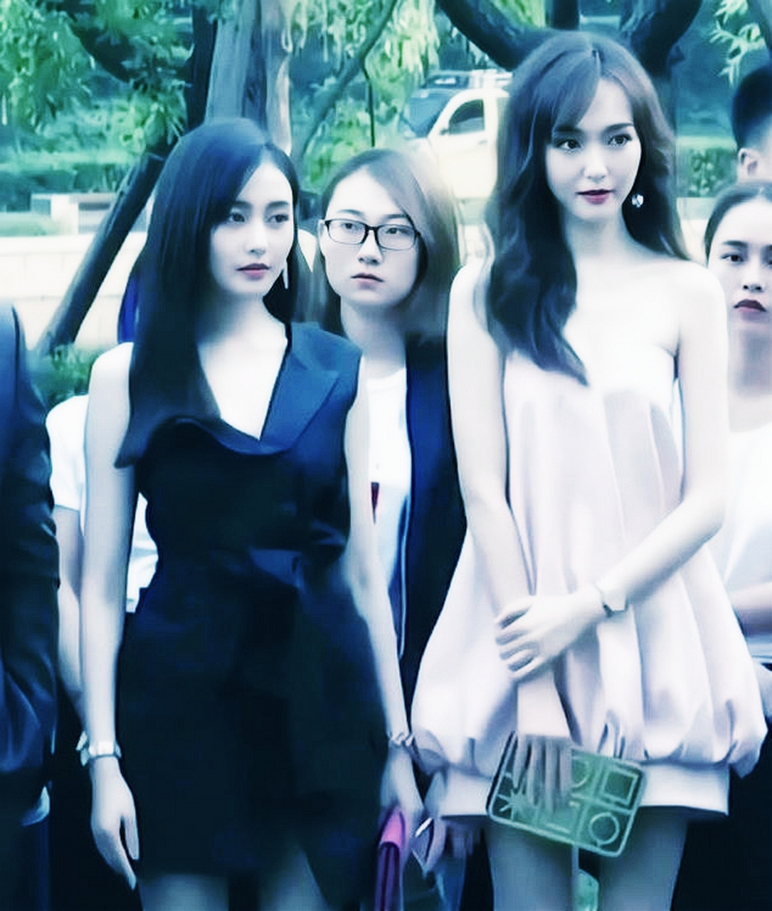 张天爱和唐嫣的合影中唐嫣虽然有着令人满意的身高,但是却无法与