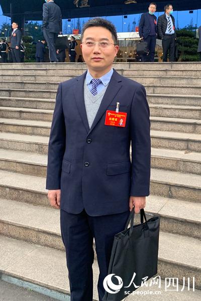 成都市政协委员伍新春:通过过程性考核 提高音乐美术素养教育