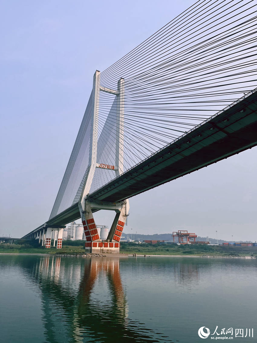 坐巡航艇看长江泸州段:水美景美产业美