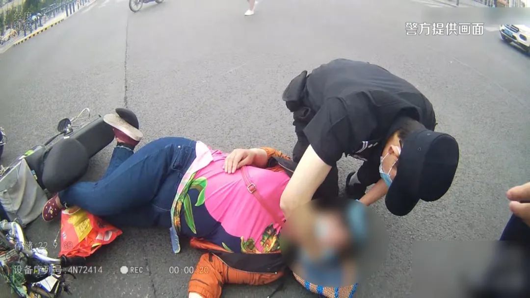 十字路口,女子突发疾病晕倒在地,幸好