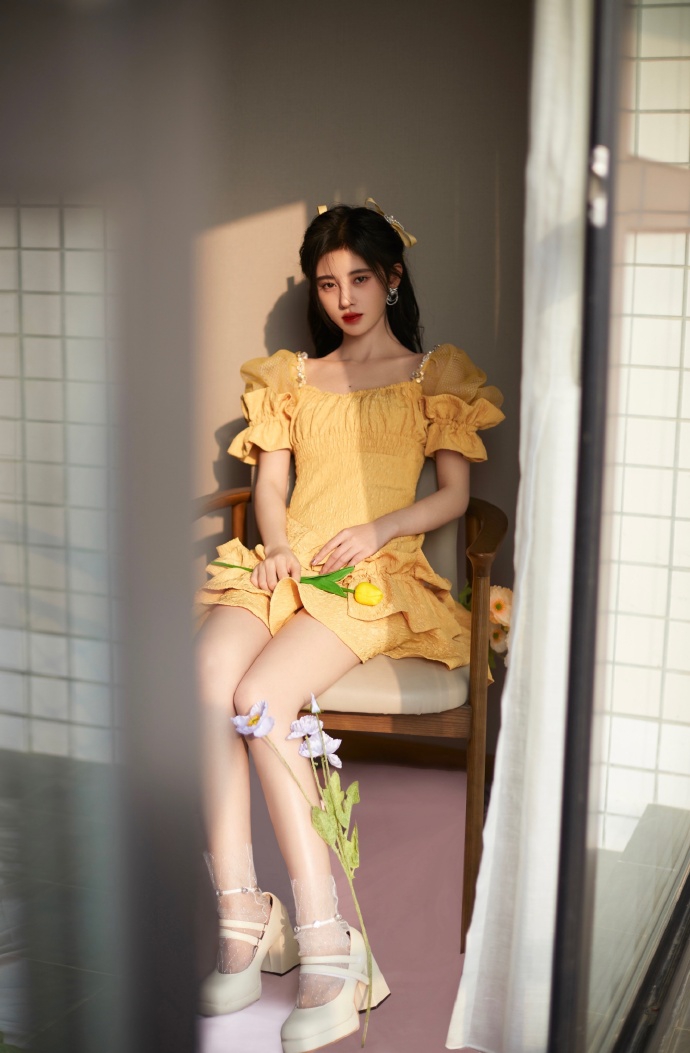鞠婧祎穿黄色泡泡袖连衣裙 可爱十足
