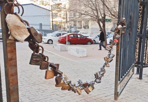 61把锁串成链守大门 锁上写有门牌号 1人1把钥匙 小区车辆进门随用随