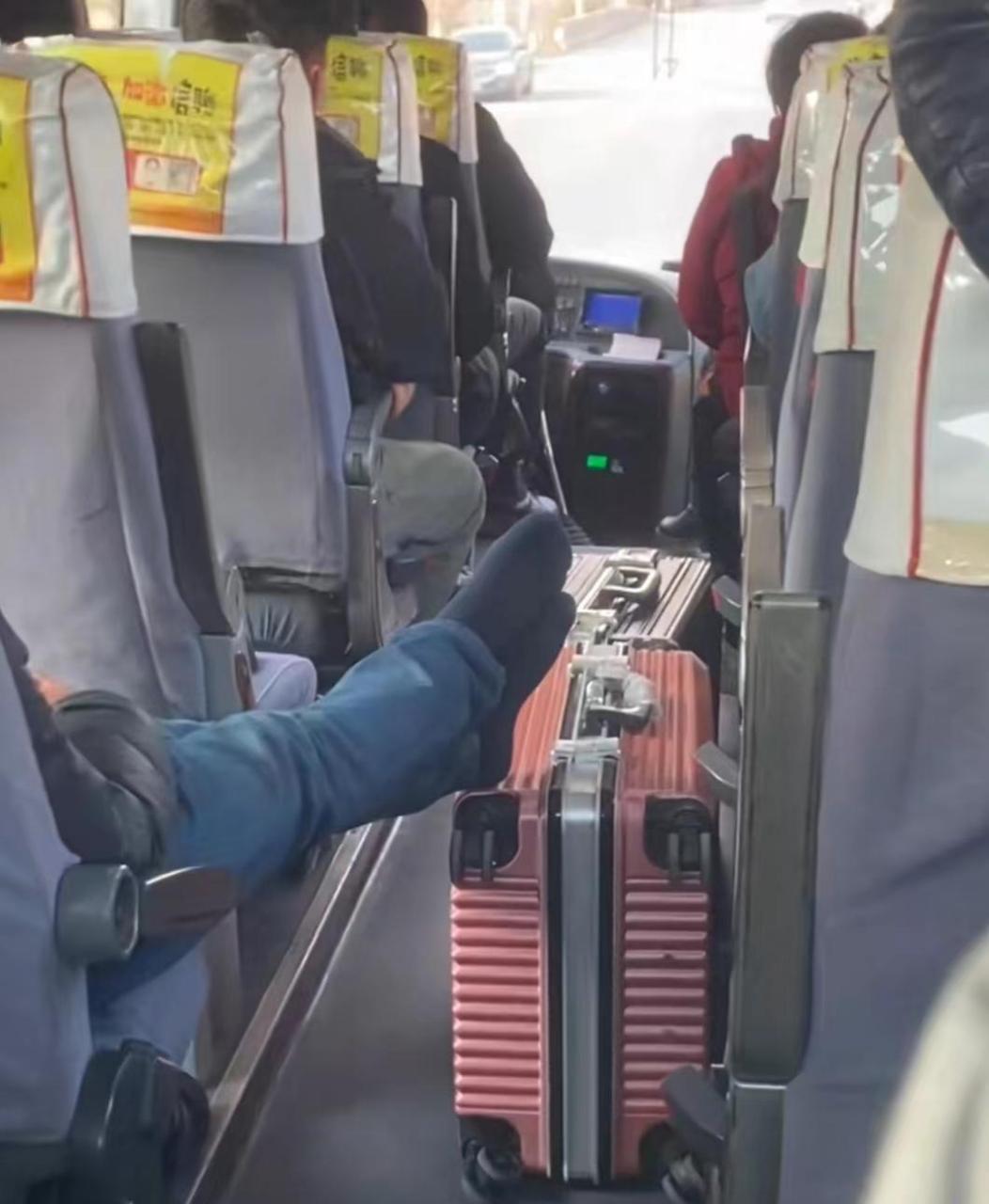 大爷踩我的行李箱社恐不敢出声怎么办