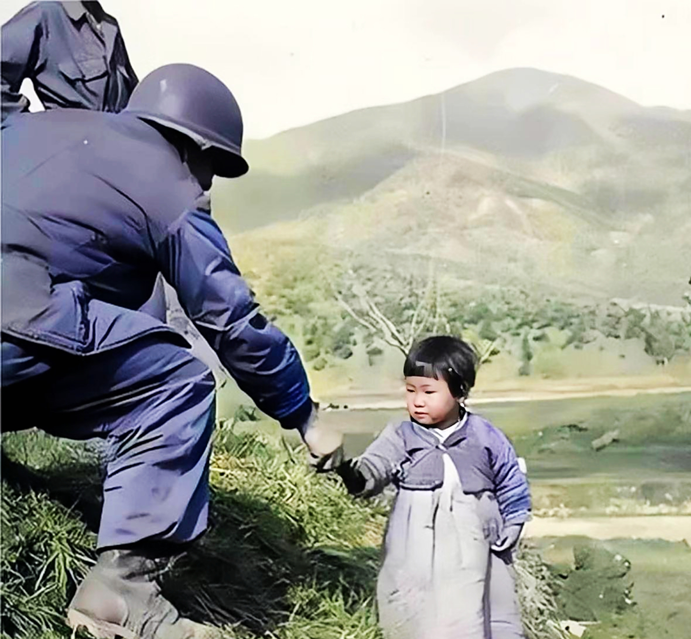 在50年代朝鲜战争期间,一名美国士兵给一名朝鲜小女孩糖果.