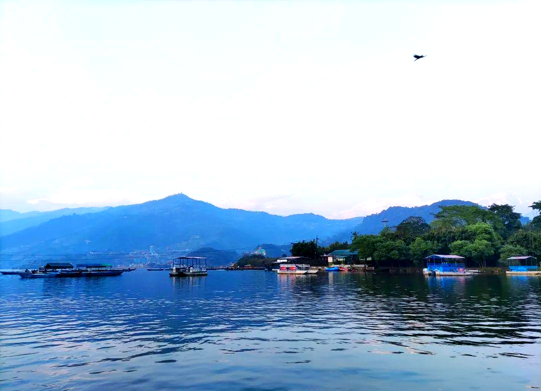 在博卡拉,喜马拉雅山系雪峰的壮丽与费瓦湖的静谧交相辉映,为游客带来