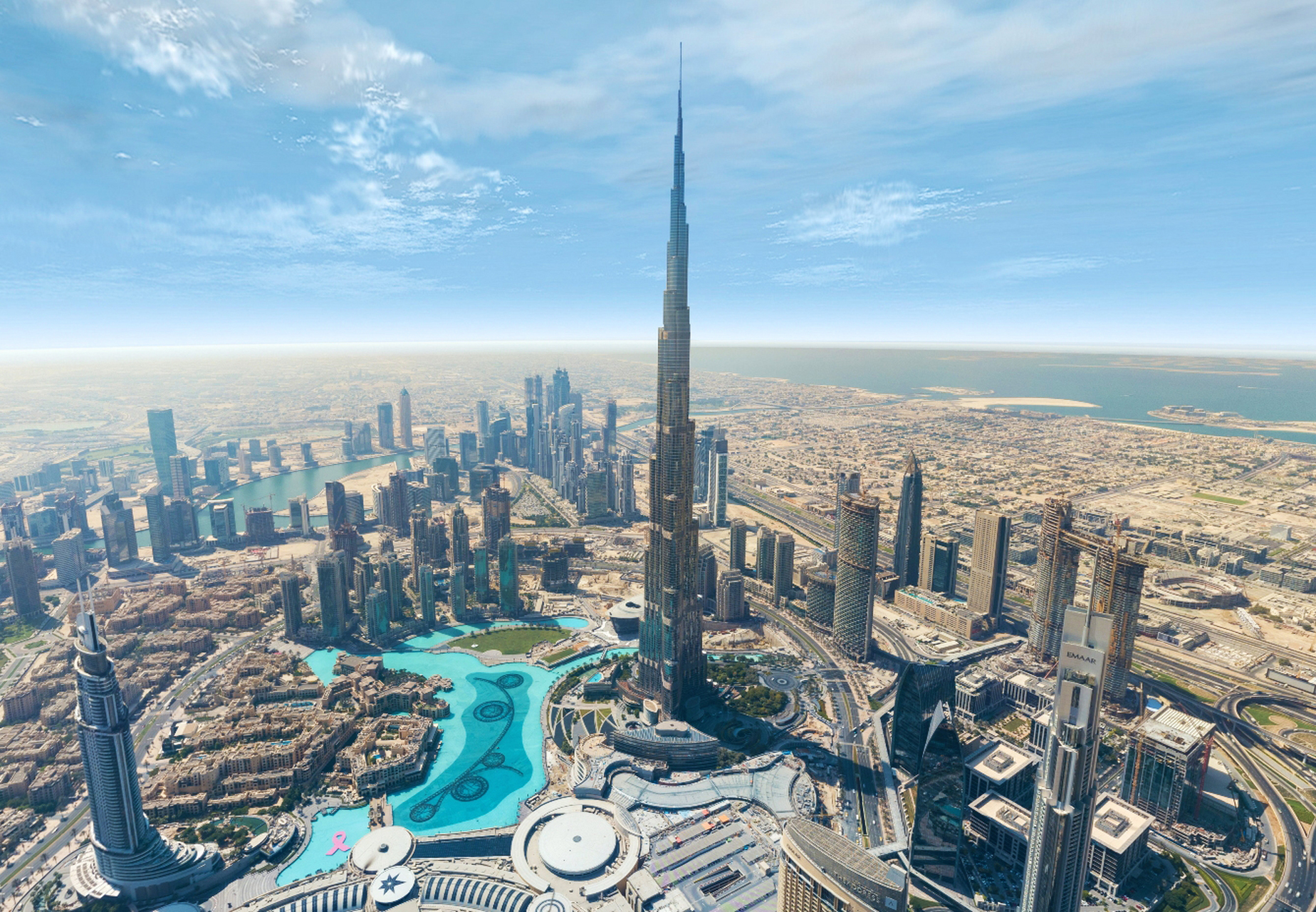 哈利法塔是阿联酋的代表建筑之一,也是目前世界最高建筑,位于迪拜新