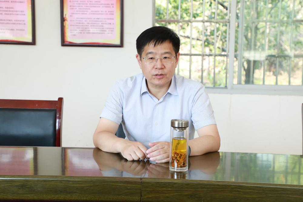 胡勇刚深入中和镇督导防旱抗旱和森林防火工作