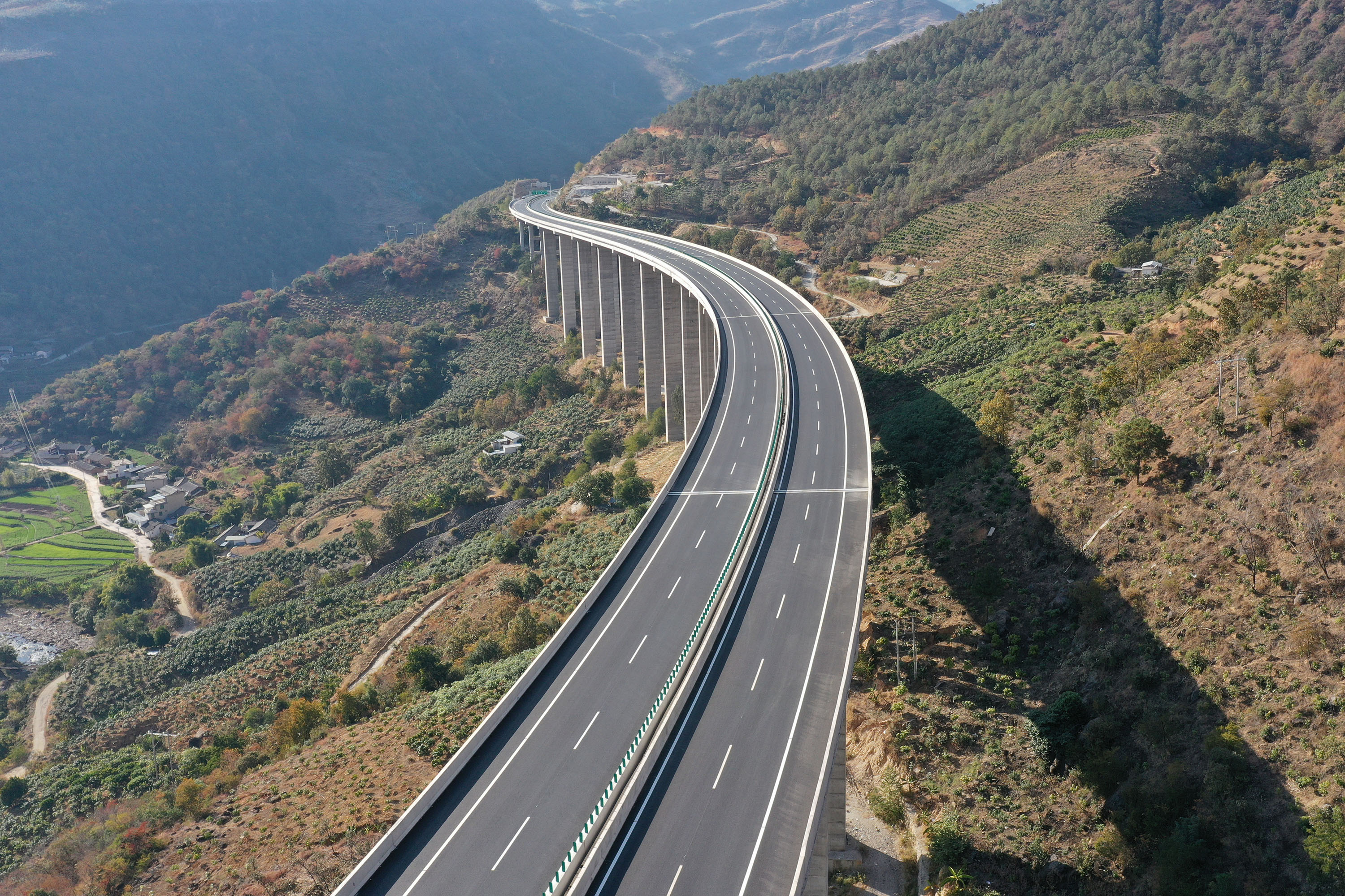 云南华丽高速公路营盘山隧道具备双向通车条件