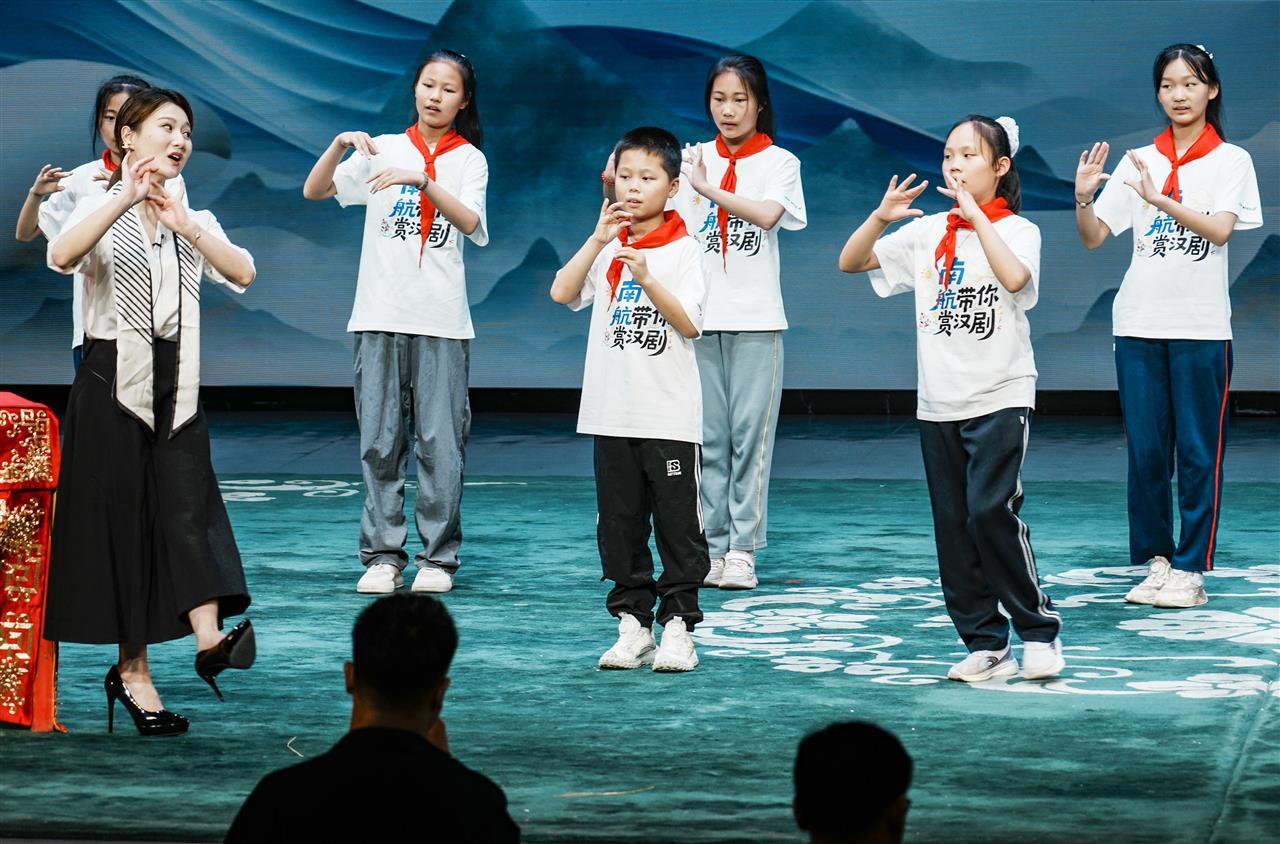 跟著漢劇演員學(xué)漢劇表演1.jpg