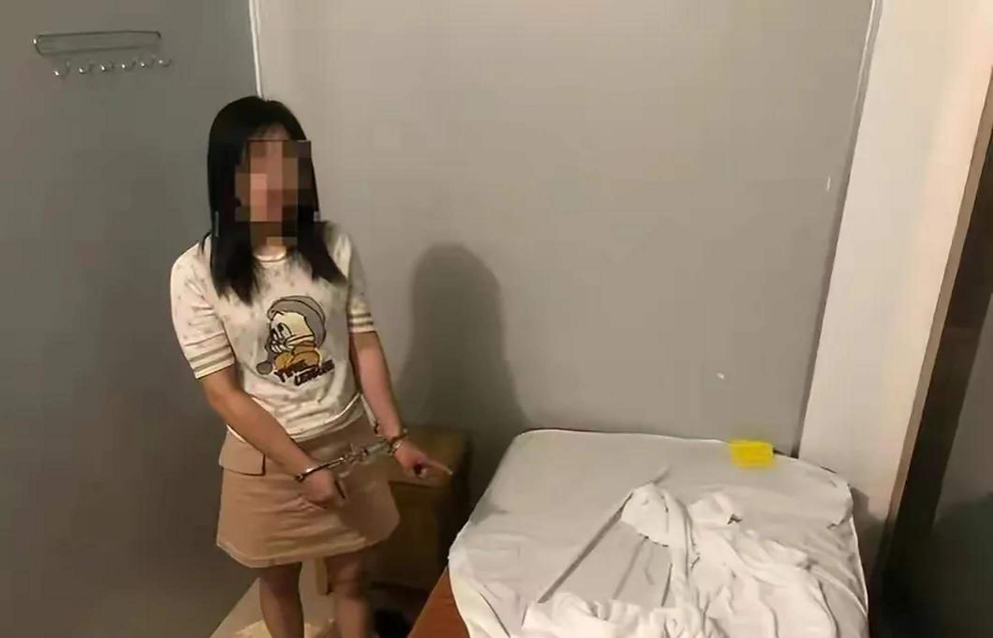 这位女子小丽今年22岁,她的出租屋内正进行着交易