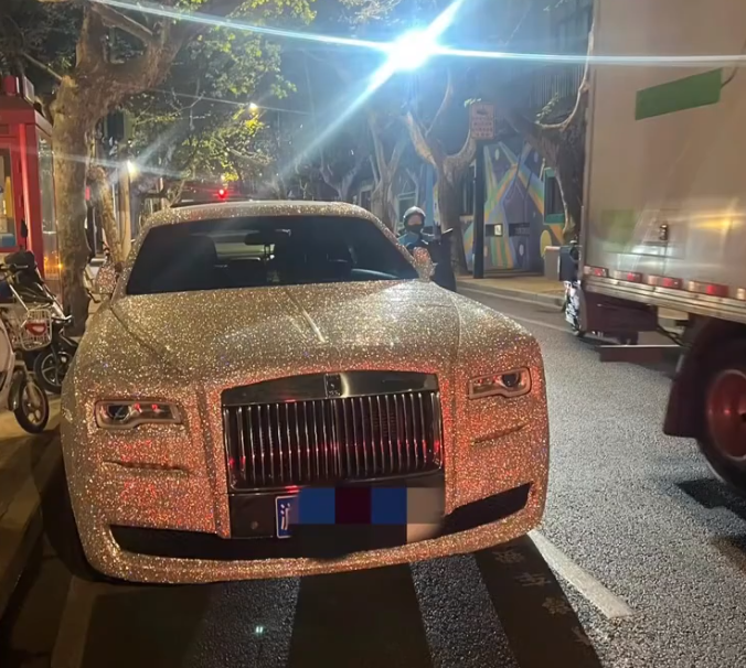 近日,上海一辆全车贴满钻石的劳斯莱斯引起了广泛关注.