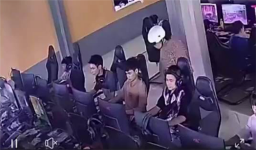 越南老太冲进网吧训孙子 揪耳扇巴掌认错人 随后一顿操作邻座笑疯