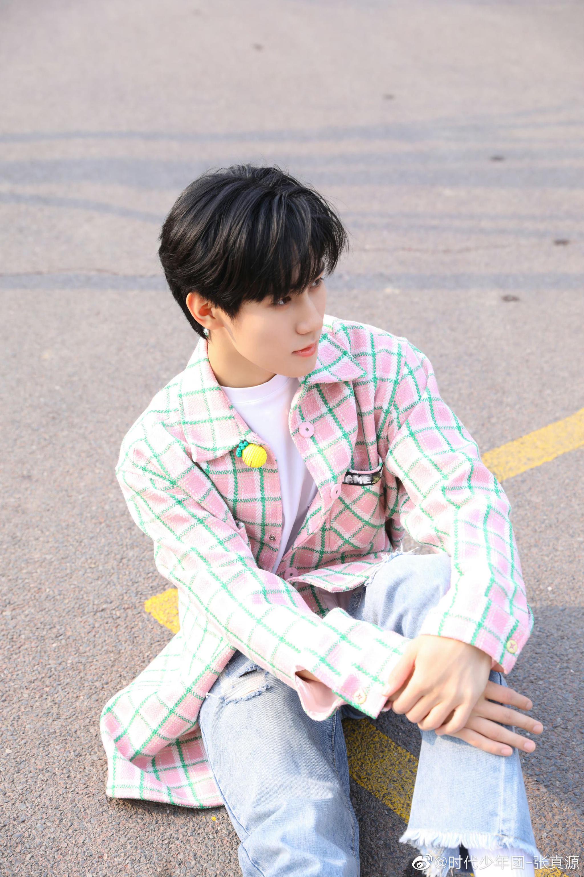 张真源蓝色卫衣外套路透掉落!