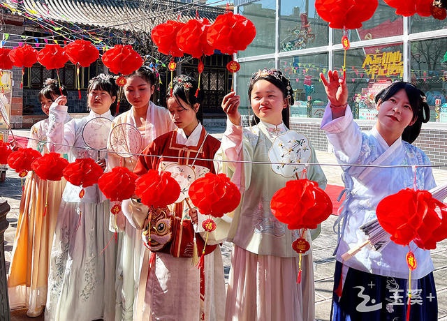 图片新闻|穿汉服 猜灯谜